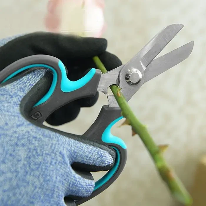 Obrezovalne škarje in vrtnice se bodo odlično ujemale