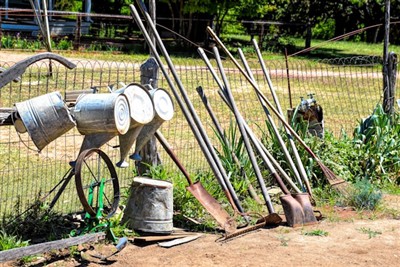 Kateri so osnovni elementi oblikovanja krajine in osnovno vrtno orodje?